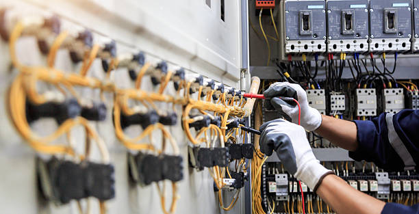 Professional Electrician technician working in Fort McKinley, OH